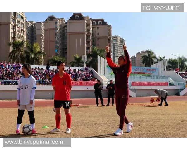 激情澎湃的绿茵场上足球口号激励着每一位追梦者勇往直前